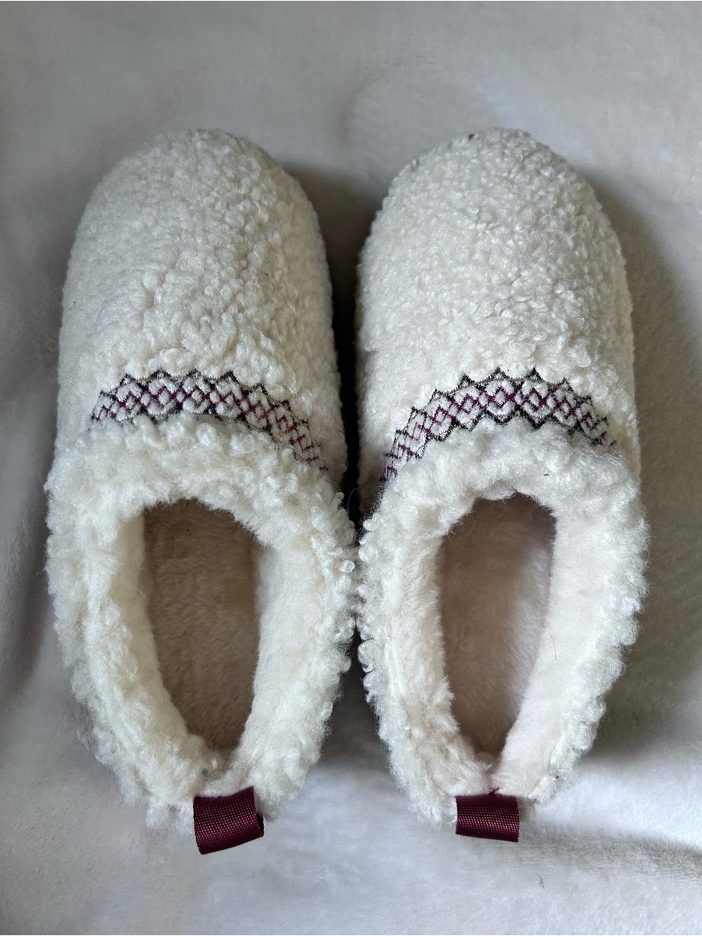 Cozy Sherpa Slip-On Slippers in Cream with Burgundy Accent